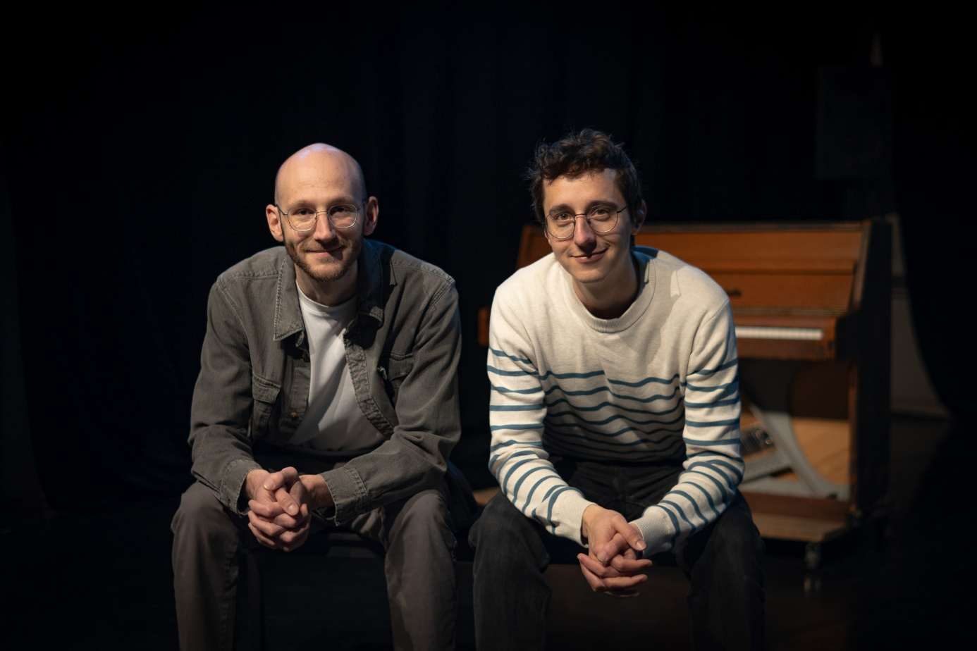 Bastien Blanchard et Olivier Kessi assis devant un piano